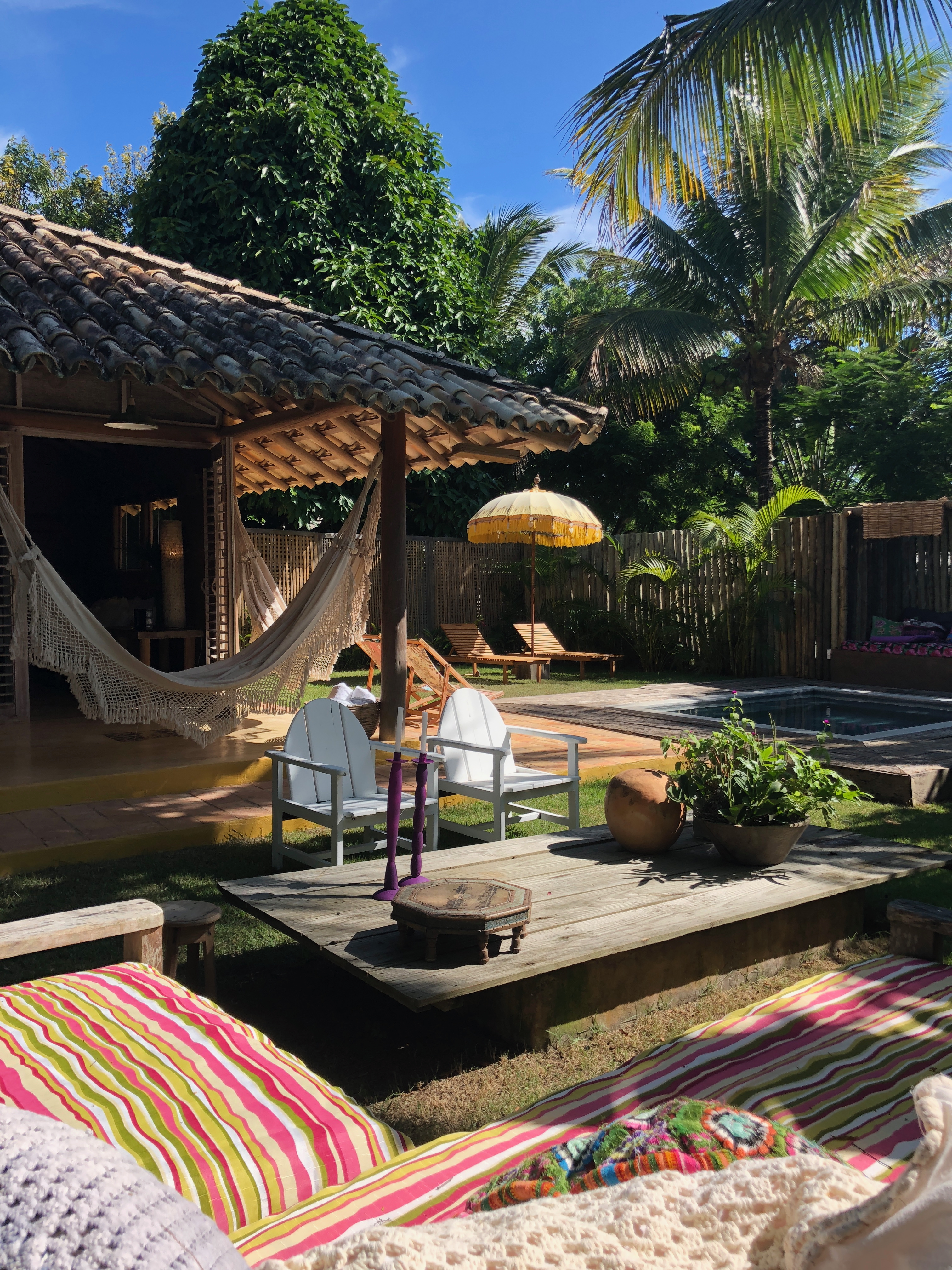 Casa em Trancoso com jardim tropical e arquitetura integrada à natureza