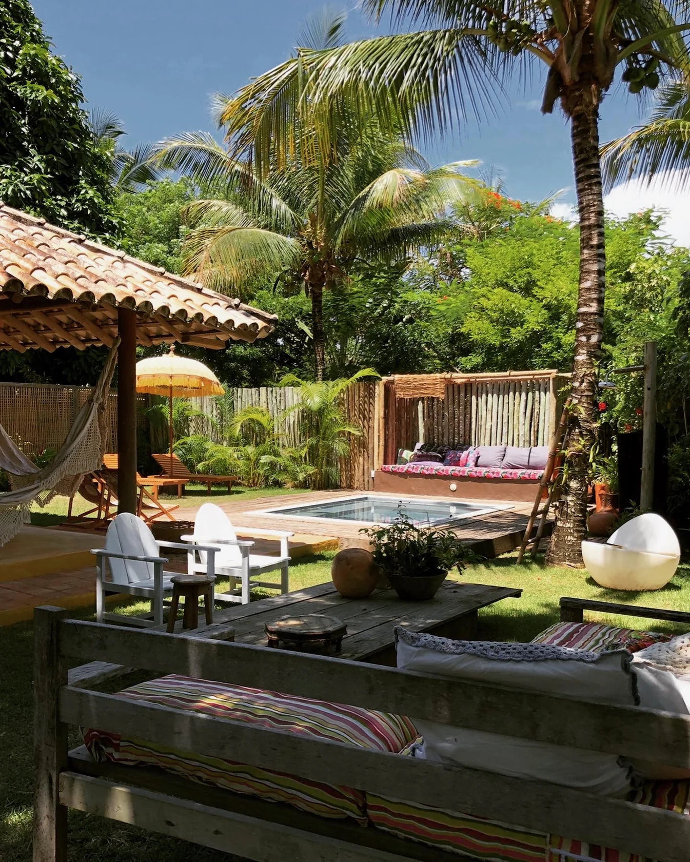 Arquitetura, jardim e piscina nas Casas da Vila
