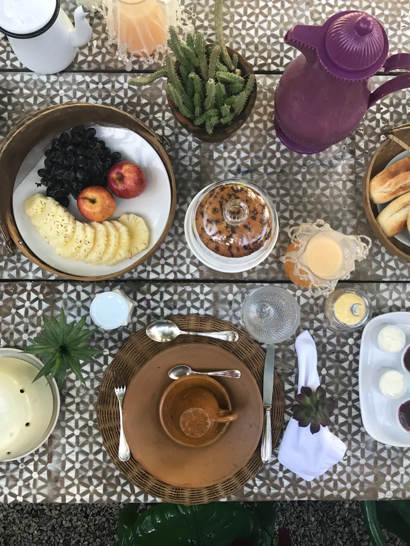 Frutas e louças no café da manhã das Casas da Vila