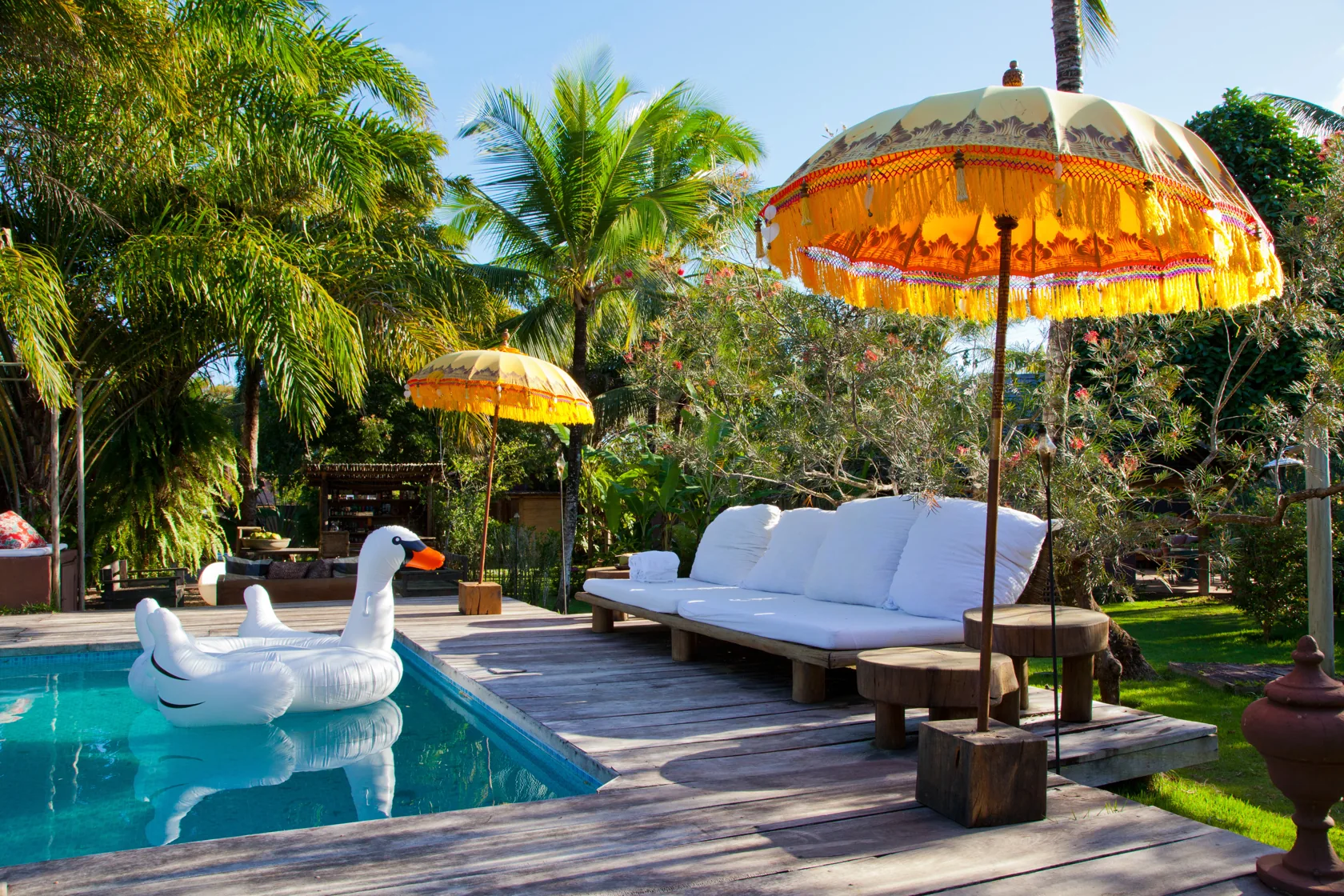 Piscina e vegetação tropical nas Casas da Vila